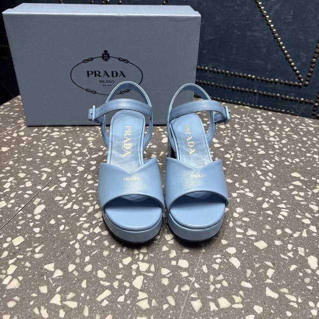 Prada 普拉达 新品 水台凉鞋1-1复制 ①面料：羊皮 ②内里垫脚：羊皮 ③大底：真皮大底 ④码数：35一41码 40-41定做不退换 ⑤水台：前水台2.5