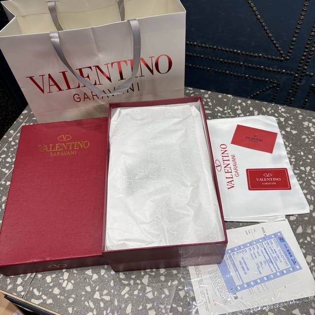 升级最高版本 Valentino华伦天奴爆款休闲运动鞋Eisa Hosk张艺兴关晓彤等众多明星同款，舒适丝绸牛皮材质，四季皆可穿着， 鞋面：牛皮 内里：羊皮 大