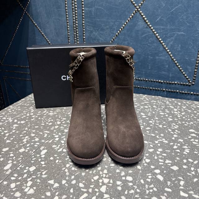 Chane*｜香奈儿 专柜冬季新款！金属链条配四叶草和双C扣吊坠优雅大方，短靴适应任何人群， 有牛京皮 牛皮两种，内里有羊皮和羊毛可供你选择，原版一致真皮大底和