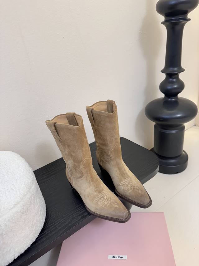 牛京 牛皮 Miumiu缪缪秋冬最新款西部牛仔靴 今年最值得入手的靴子 没有之一！易梦玲同款超多网红明星上脚 Miumiu今年秋冬确实泰酷辣 秋冬限定款 专柜非