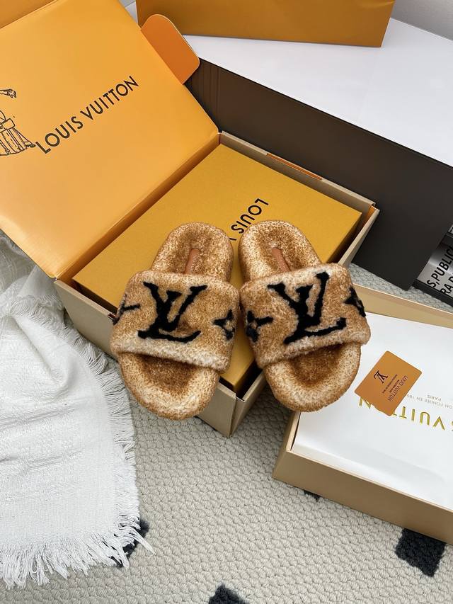 代购级 Louis Vuitton 新款羊毛拖鞋 頂级品质纯皮毛一体直毛打造！超温暖的感觉，穿上仿佛踩在云朵上Lv经典老花装饰，精致高级！手工缝钻奢华高端让这双
