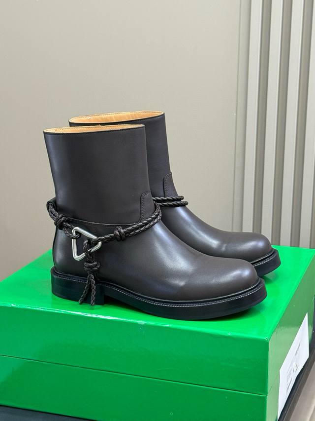 长靴820短靴 Bottega Venet* Bv 女士James 及膝高靴 靴型超级修饰腿型，无论是肉肉腿还是小短腿，穿上立马拥有又直又细的视觉效果。倒三角设