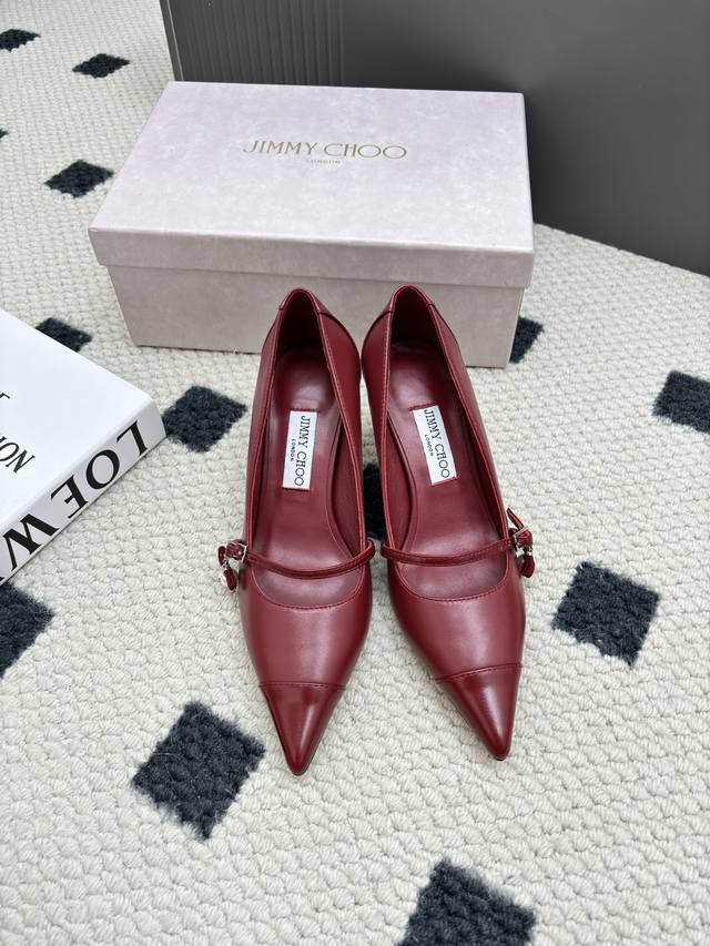 顶级版本 Jimmycho*吉米周25S早春爆品尖头珍珠高跟鞋，这也太仙了叭，像艺术品一样美到窒息的很生动形象，很温柔很仙女，珍珠吊饰搭配的点睛之笔 马蹄跟设计