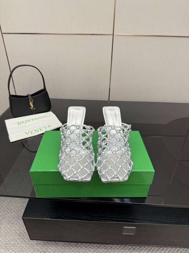 工厂P价P 顶级高端版本 代购品质 原版开发 Bottega Veneta2025Ss新品爆款夏季方头Riva Mule高跟半拖鞋小编织凉拖鞋。Bv新款全真皮小