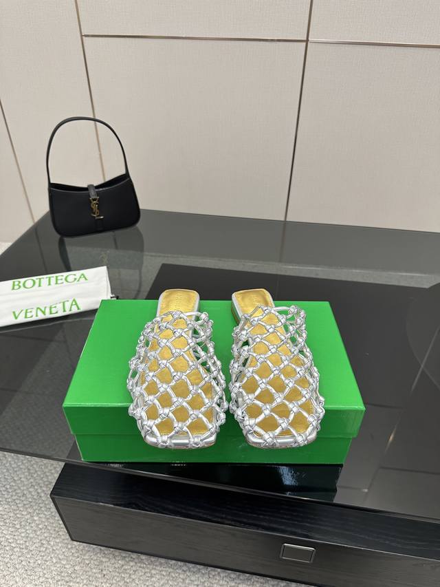 工厂P价P 顶级高端版本 代购品质 原版开发 Bottega Veneta2025Ss新品爆款夏季方头Riva Mule平底穆勒凉鞋小编织凉拖鞋。Bv新款全真皮