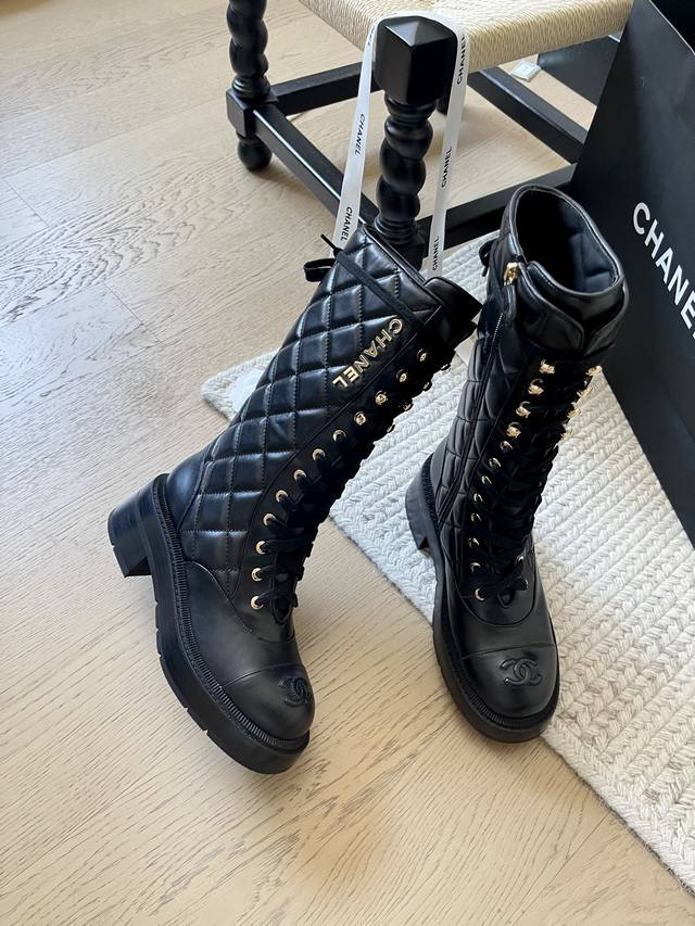 Chanel 24K新款菱格骑士中筒靴！ 顶级版本！鞋柜常青款 原版电镀五金 面料原版小牛皮 内里进口小羊皮 细腻柔软 脚感非常好 原版开模防滑大底 跟高5Cm