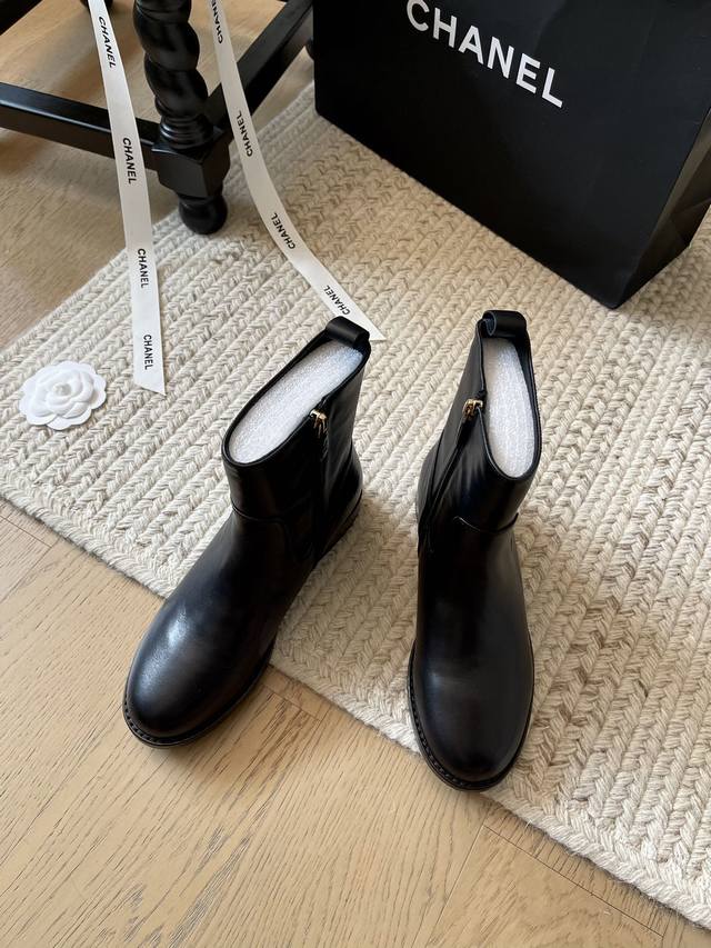 Chanel 经典重工骑士靴系列！ 顶级版本！秋冬搭配单品 鞋面小牛皮 内里羊皮 原版真皮大底！ 码数：35-41 定制不退换