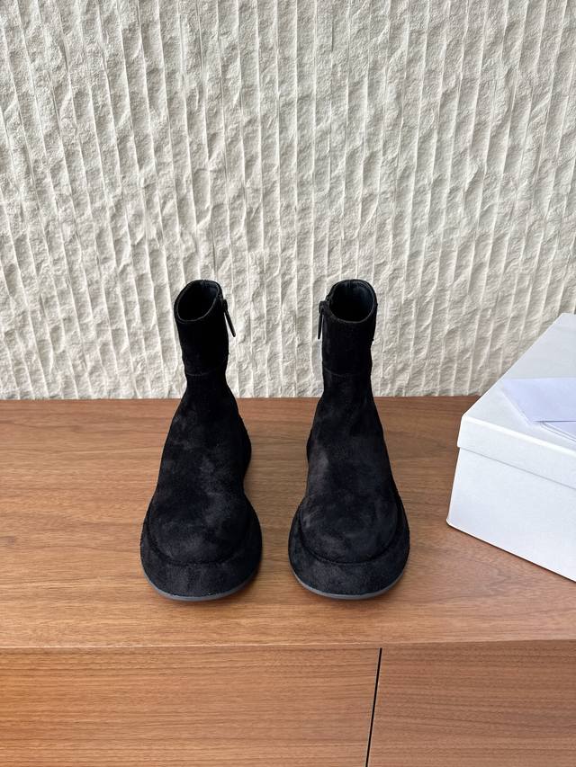G129 The Row 小众潮牌 25Ss秋冬新款 复古 圆头 厚底 切尔西 短靴 上脚真的是史上我穿过最最舒服的款式太柔软啦！ 磨脚星人一定要收了它 有一丢
