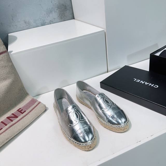 高品质出厂 ！常年做货！原单顶级欢迎对比！24Ss四季经典新色双C渔夫鞋！原版购入开发！面料坚持原版开发，坚持版型与正品一致！原单渠道大厂生产！质量、版型、颜色