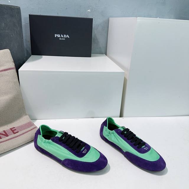 高品质出厂 ！顶级品质Prada 普拉达25春夏新款德训鞋阿甘休闲鞋！ 鞋面麂皮有肌理感，内里羊皮包裹，软软糯糯的！ 鞋垫加厚小羊皮，踩上去无比舒适，有支撑感，