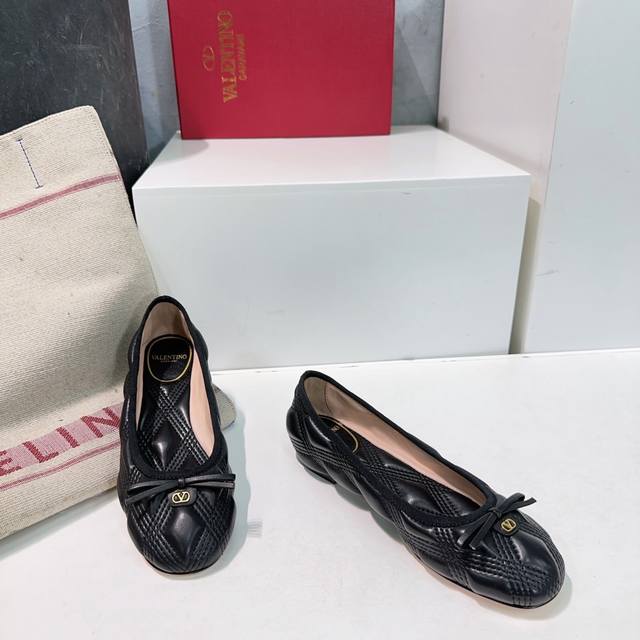 高品质出厂 ！顶级品质华伦天奴Valentino 25春夏最新蝴蝶结重工电绣菱格泡棉单鞋平底芭蕾舞鞋！ 原版购入百搭又舒适 内充泡棉电绣菱格鞋面！高级感满满！华