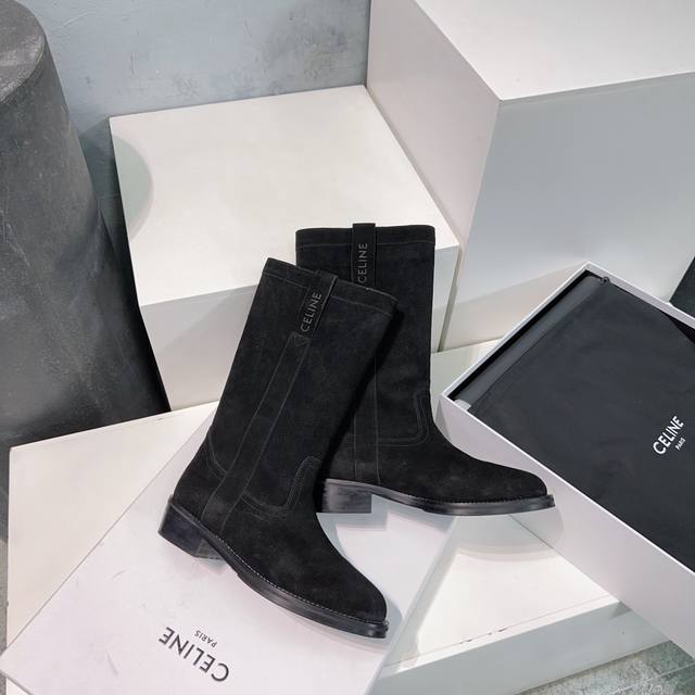 高品质出厂 ！顶级品质Celine赛琳2025Ss秋冬经典牛反绒机车靴骑士军靴！一脚蹬筒靴中靴！原版购入重工复刻这款上脚真的超显瘦 颠覆了你对靴子的认知无论搭配