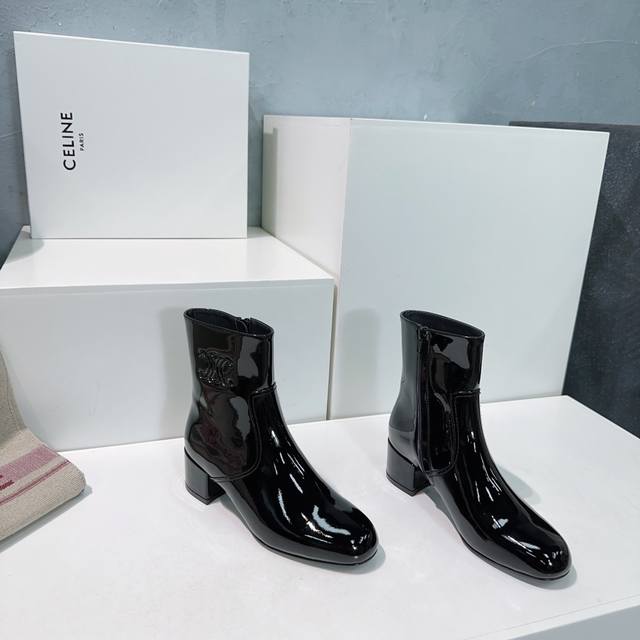高品质出厂短 ！长 ！顶级品质Celine 赛琳25Ss秋冬新品凯旋门复古简易漆皮粗跟短靴长靴直筒骑士靴！ 这一季好看的款式真的是很多 比如这款军靴就很机车风