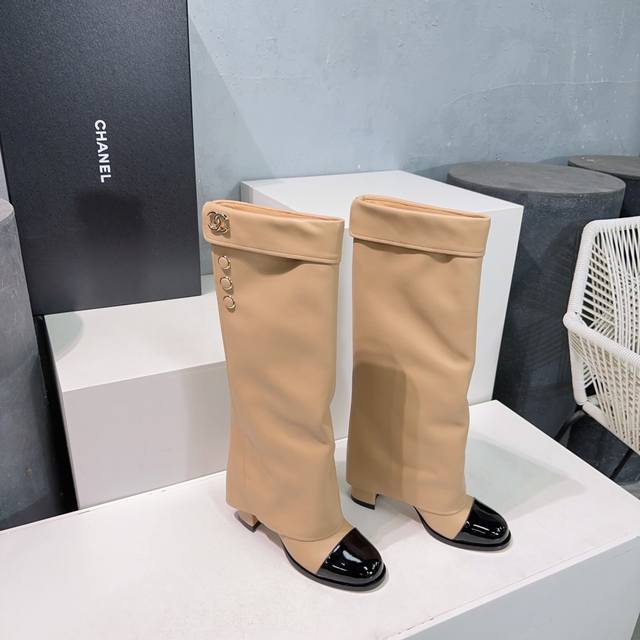 高品质出厂 ！顶级品质香奈儿Chanel小香 25Ss秋冬走秀款圆头粗跟裤筒靴长靴！ 最近非常爆真的是很耐看越看越喜欢！这款马丁靴真的太适合秋冬了 厚底上脚超级