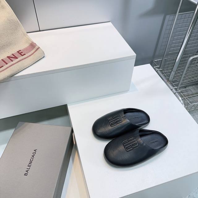 高品质出厂 ！顶级品质Balenciaga巴黎世家25秋冬穆勒脖肯鞋包头半拖泡棉面包鞋！ 时尚达人必备博肯包头半拖、丑萌又可爱！上脚超舒服！ 鞋面采用进口小绵羊