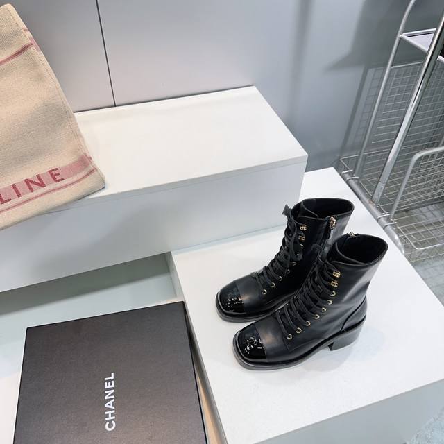 高品质出厂 ！顶级品质Chanel 香奈儿2025Ss秋冬新款小香双C简约系带粗跟短靴马丁靴！ 简约小圆头设计 鞋型非常赞 帅气与舒适度于一体的单品 鞋头双C