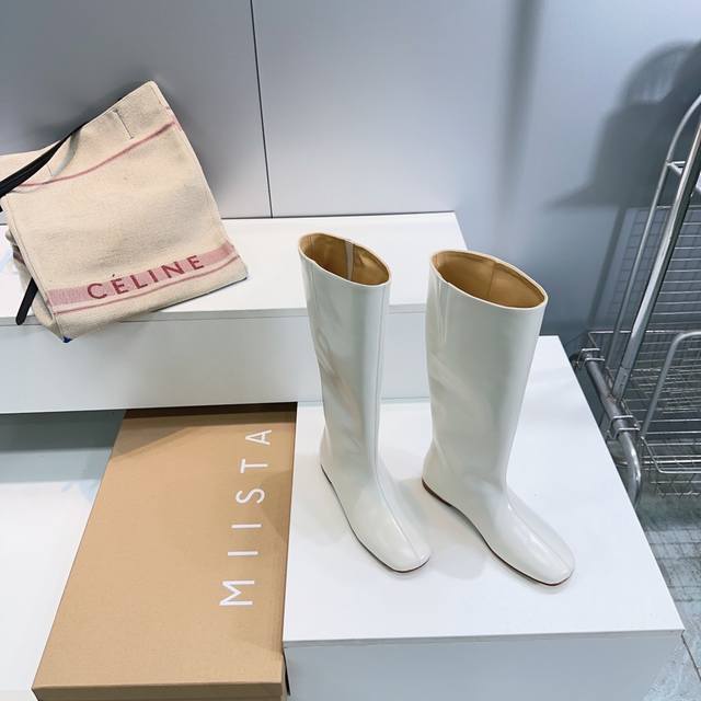 高品质出厂 ！小众潮牌Miista25Ss秋冬新款直筒一脚蹬平底长靴极简风骑士靴！ 这种看似简单的款式超级百搭，无论搭配什么颜色衣服都非常棒，简单款不怕多好穿又