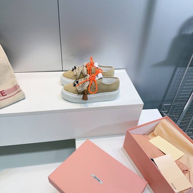 高品质出厂 ！顶级品质缪缪Miumiu25秋冬专柜主打最新款松糕厚底彩色系带休闲小白鞋饼干鞋 高级感十足！国内外博主刷爆的一款，复古又时髦 上脚美炸了！官网主推