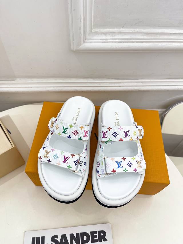 Lv 路易威登 25 2025春夏新品 顶级版本 专柜主打经典双扣带老花休闲拖鞋 硬货上新 Bs代购级别！高级感十足！国内外博主刷爆的一款，复古又时髦 上脚美炸