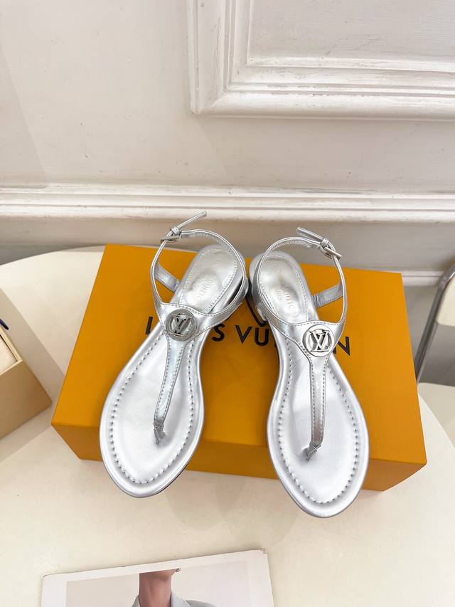 Lv 路易威登 25 2025 春夏新款 顶级版本 专柜主打最新款 Lv Sunkiss 人字夹脚凉鞋 系列硬货上新 Bs代购级别！高级感十足！国内外博主刷爆的