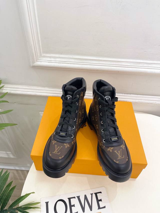 Lv 路易威登 25 2025秋冬新品 顶级版本 专柜主打最新款 经典老花系带马丁靴短靴 硬货上新 Bs代购级别！高级感十足！国内外博主刷爆的一款，复古又时髦