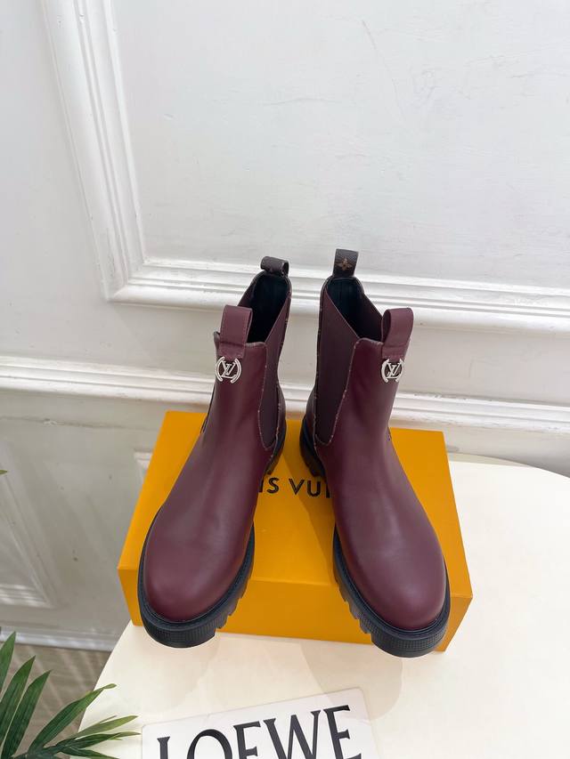Lv 路易威登 25 2025秋冬新品 顶级版本 专柜主打最新款 经典老花切尔西短靴 硬货上新 Bs代购级别！高级感十足！国内外博主刷爆的一款，复古又时髦 上脚
