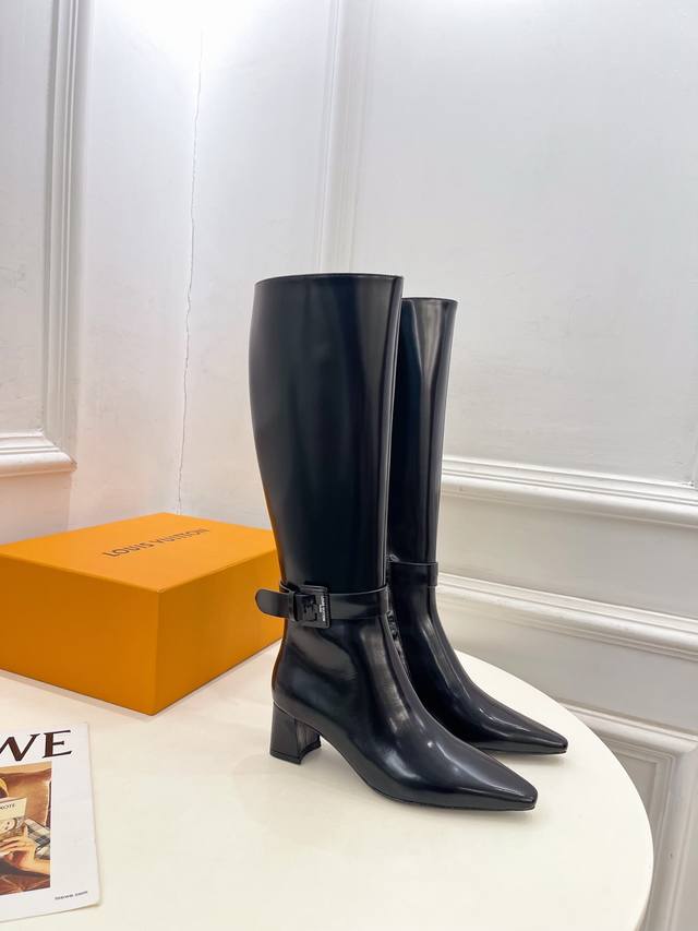 Lv 路易威登 25 2025 秋冬新款 顶级版本原版一致 专柜主打最新款 Fusee 方形搭扣侧拉链长靴 硬货上新 Bs代购级别！高级感十足！国内外博主刷爆的