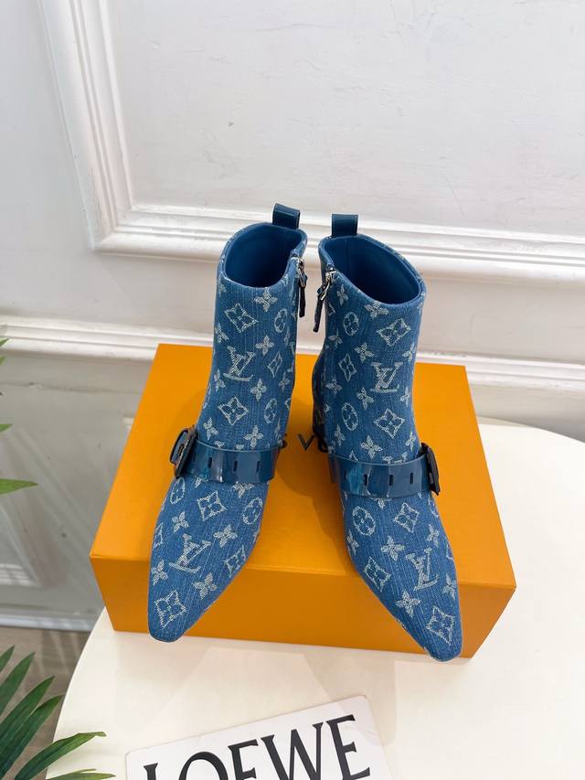 Lv 路易威登 25 2025 秋冬新款 顶级版本原版一致 专柜主打最新款 Fusee 方形搭扣侧拉链及裸靴 硬货上新 Bs代购级别！高级感十足！国内外博主刷爆