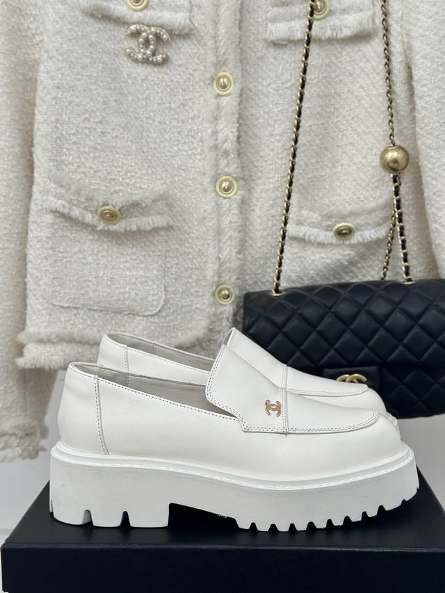 厂价 Chane*｜小香24P新品 双C厚底乐福鞋 这款乐福鞋更有特色！ 太爱这个设计了 非常适合小个子的女生 简直是福音 舒适又百搭 穿上秒变大长腿！ 鞋面采