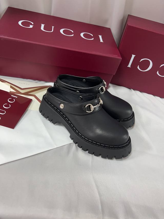 Gucc情侣款马衔扣穆勒鞋拖鞋，原版1:1复制，毎个细节皆经过精心打磨，可与Zg对比如一，顶级代购品质！可两穿哦，脚腕带可放在前面，亦可往后翻放到脚后跟！ 男码