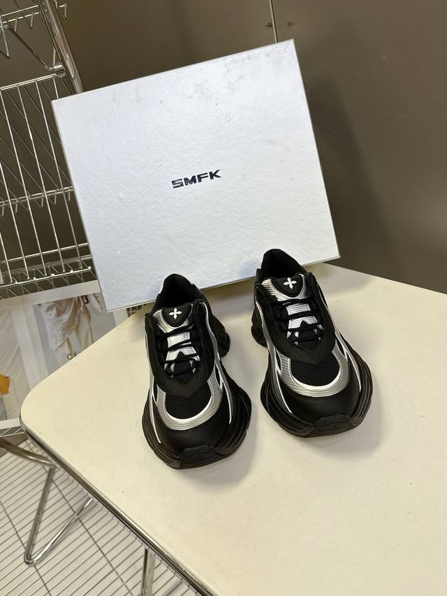 Smfk小众潮牌最新款复古运动鞋 厚底鞋 这款专业慢跑鞋，鞋身以多种轻便柔软， 材料拼接制作，网眼面料设计更加轻盈透气 比其他厚底运动鞋更轻，使穿着者运动时更省