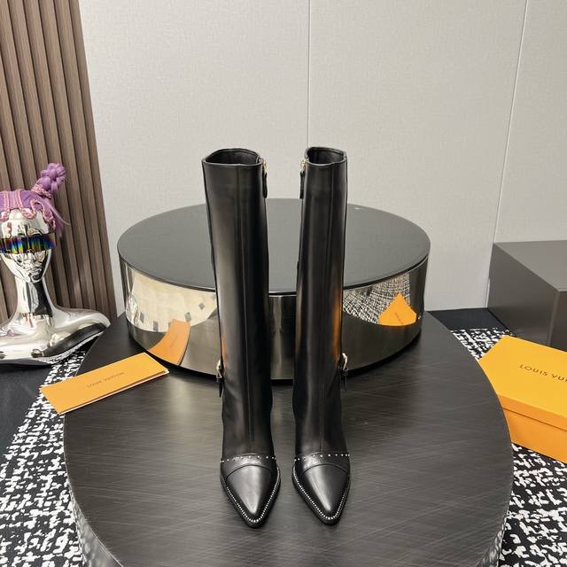出厂: 独家顶级版本 Lv2025Vs秋冬新款时装靴系列 尖头高跟长靴 Silhouette 踝靴在本季以超柔软小牛皮重新演绎 系在领口上的条带赋予其极具女人味