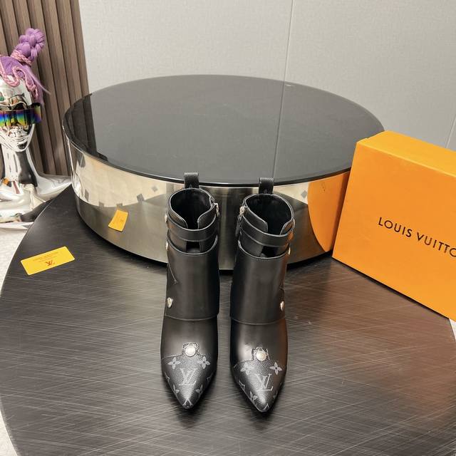 出厂: 真皮底120 独家顶级版本 Lv2025Vs秋冬新款时装靴系列 尖头粗跟短靴 Silhouette 踝靴在本季以超柔软小牛皮重新演绎 系在领口上的条带赋