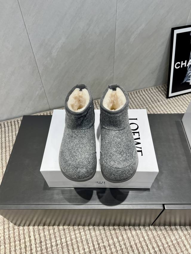 出厂： 独家顶级版本 L*Oewe罗*意威25Vs秋季最新王炸爆款雪地靴系列 大头厚底雪地靴 杨幂同款简约乐福鞋大头休闲鞋圆头单鞋 没有任何繁杂装饰，纯粹极简，