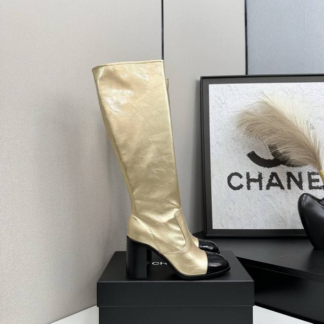 Chanel香奈儿小香经典粗跟侧拉链短靴 这双靴子巧妙融合品牌标志性元素 以大胆而和谐的拼色设计 打破常规 鞋跟处精致的双C 低调奢华 彰显品牌底蕴 。 无论是