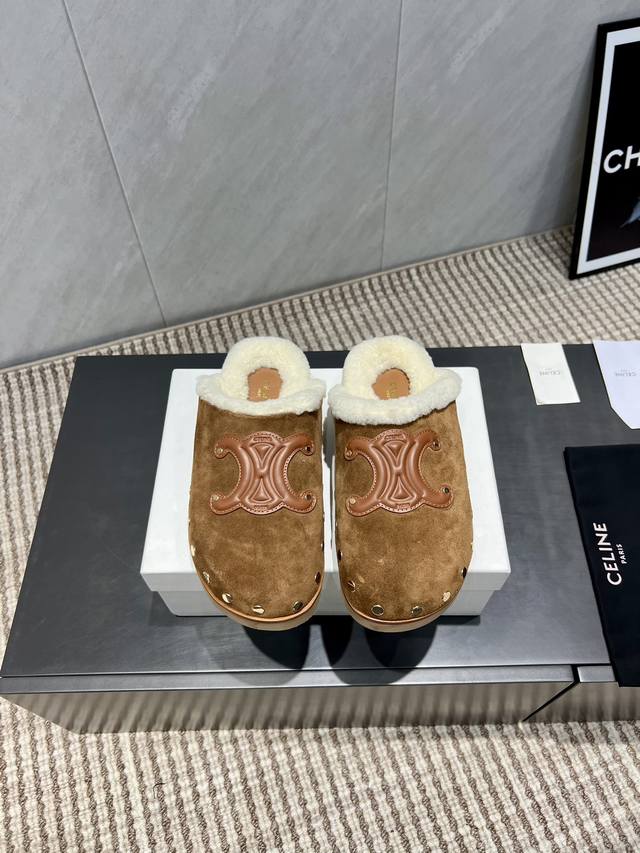 出厂: 独家顶级版本 C*Eline赛*琳2025Vs秋季最新爆款毛拖系列 圆头柳钉厚底毛拖 官网同步最新款，专柜最高版本顶级品质，毛茸茸的时髦感十足，舒适的圆