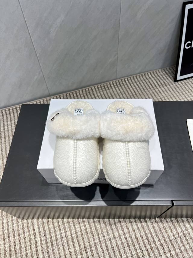 出厂： 独家顶级版本 L*Oewe罗*意威25Vs秋季最新王炸爆款毛鞋系列 胶面一体成型毛拖 杨幂同款简约大头胶面一体成型毛拖鞋 没有任何繁杂装饰，纯粹极简，舒