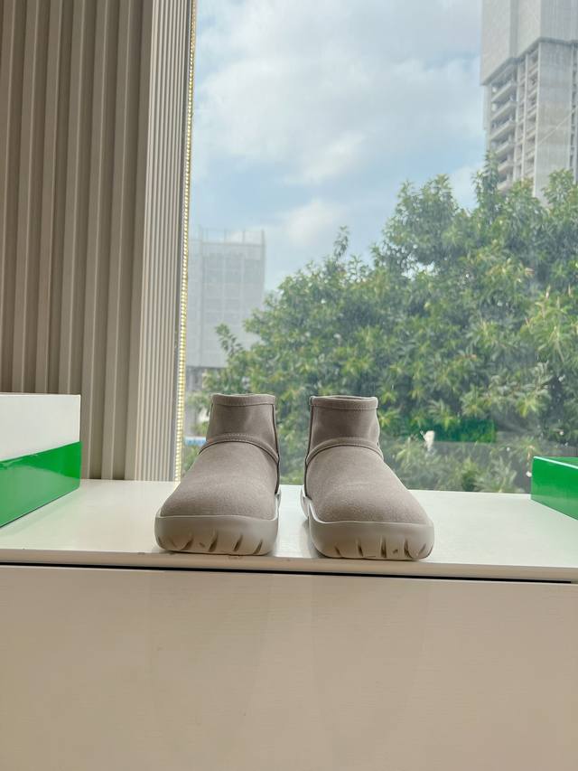 出厂 顶级版本 G021Bottega Veneta*秋冬系列24S 圆头雪地靴秋冬系列持续上新中！24S最新款圆头雪地靴！Bv出品真的是简单实用！非常厚实的毛