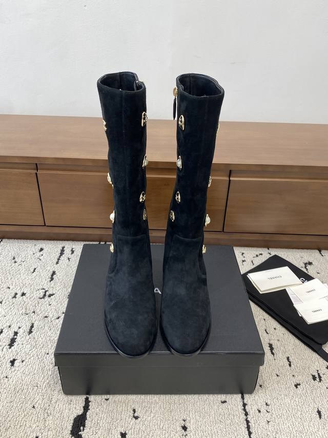 高版本 2025秋冬新款香奈儿珍珠金属装饰骑士靴 香奈儿这款骑士靴选用优质黑色真皮，鞋面 点缀金色双C、珍珠和花卉金属饰件，奢华感满满+。粗跟设计，穿着舒适又稳