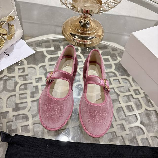 Celine思琳2025秋冬最新走秀款 玛丽珍鞋 超多网红时尚博主种草 高级感舒适，配女神们的半身裙 不规则的小圆头 时尚女人味十足 晚宴系列专属平跟鞋贯穿整季