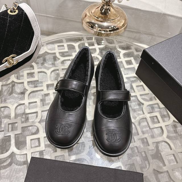 Chanel 25Ss小香泰迪毛毛鞋经典双C五金扣玛丽珍平底鞋羊毛单鞋 香奶奶新品羊毛玛丽珍 设计简约高级，超级百搭款！双C Logo点缀！进口牛皮肉眼可见的天