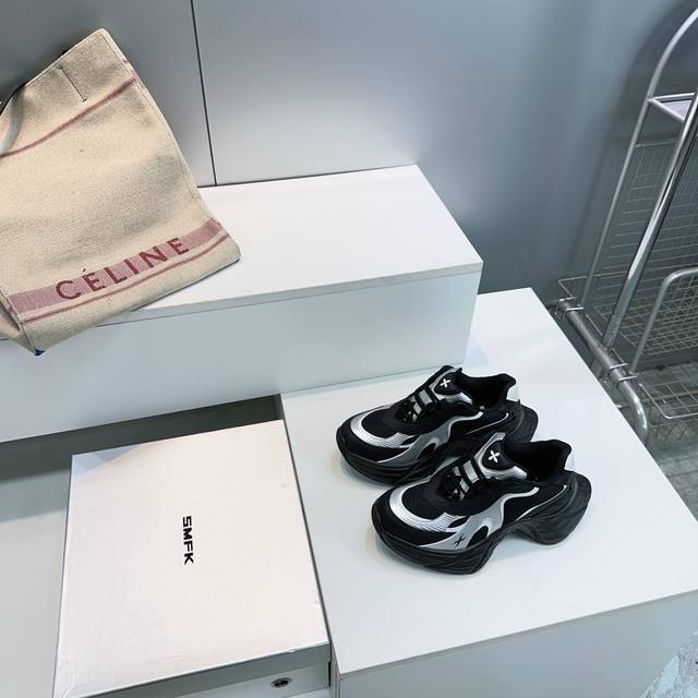 高品质出厂 ！顶级品质Smfk 25Ss秋冬新品黑色厚底老爹鞋时装休闲鞋！ 采用网面与皮革拼接的材质，兼具透气性与质感。鞋身带有品牌标志性的十字花装饰，辨识度高