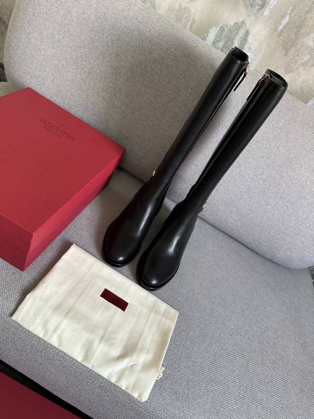 Val*Ntino华*天奴 秋冬柜柜最款，小V扣系列皮靴， 顶级版本绝对史上最强货 欢迎对比，大底采用意大利进口双层真皮大底，超美小金属V扣，简洁大气楦型完美，