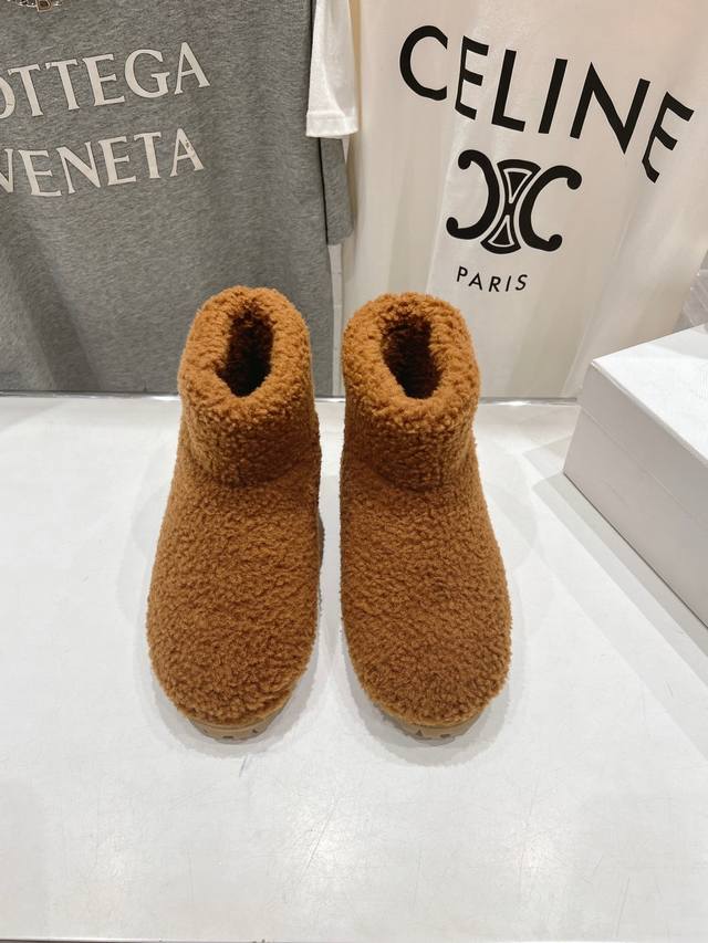 高版本出厂 Prada*普拉达F029 2025Ss秋冬新款直筒雪地靴羊毛短靴 时尚大方的设计呈现经典轮廓。不管面对任何场所 主场只属于你！ 面料：羊毛 内里：