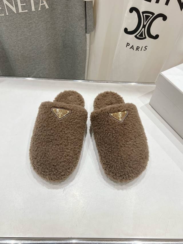高版本出厂 Prada*普拉达F029 2025Ss秋冬新款居家半包羊毛拖鞋毛毛鞋闪亮登场 时尚大方的设计呈现经典轮廓。不管面对任何场所 主场只属于你！ 面料：