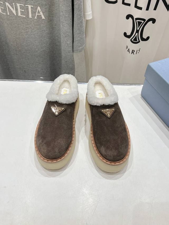高版本出厂 Prada*普拉达F029 2025Ss秋冬新款毛里厚底半包拖鞋休闲鞋闪亮登场 时尚大方的设计呈现经典轮廓。不管面对任何场所 主场只属于你！ 面料：