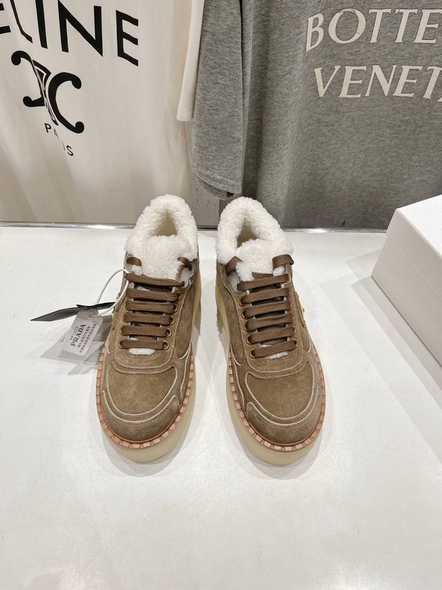 高版本出厂 Prada*普拉达F029 2025Ss秋冬新款毛里厚底运动鞋休闲鞋闪亮登场 时尚大方的设计呈现经典轮廓。不管面对任何场所 主场只属于你！ 面料：原