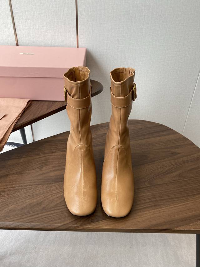 短靴 高靴 Miu Miu 25Ss 弹力 短靴 秋冬走秀新款短靴 长靴 今年最值得入手的靴子 没有之一！超多网红明星上脚 Miumiu今年秋冬确实泰酷辣 秋冬