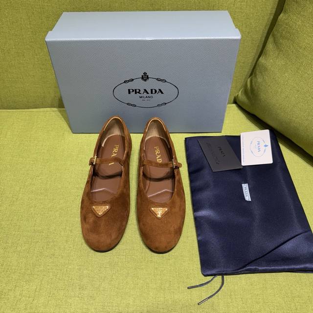 新色Prada 普拉达2025Ss秋季新品 小红书各大博主推荐，1-1开发 彰显经典魅力。 原版Tpu大底，进口混种羊内里。 这款绒面皮革芭蕾平底鞋以锥形轮廓展