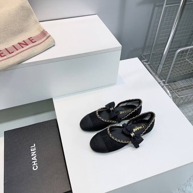 高品质出厂 ！顶级品质Chanel香奈儿25秋冬新品小香双C链条蝴蝶结透气网面玛丽珍平跟单鞋！平底芭蕾舞鞋！ 简约大方的外观，使其在城市街头也能轻松搭配各种服饰